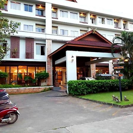 Nana Buri Hotel Csumphon Kültér fotó