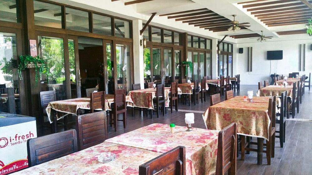 Nana Buri Hotel Csumphon Kültér fotó