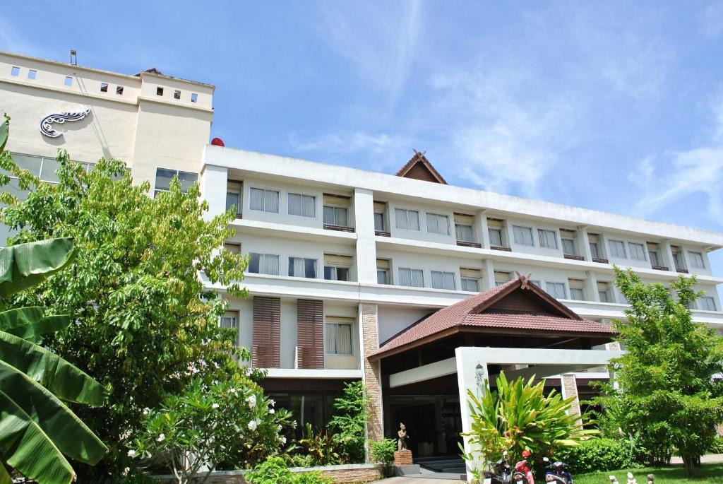 Nana Buri Hotel Csumphon Kültér fotó