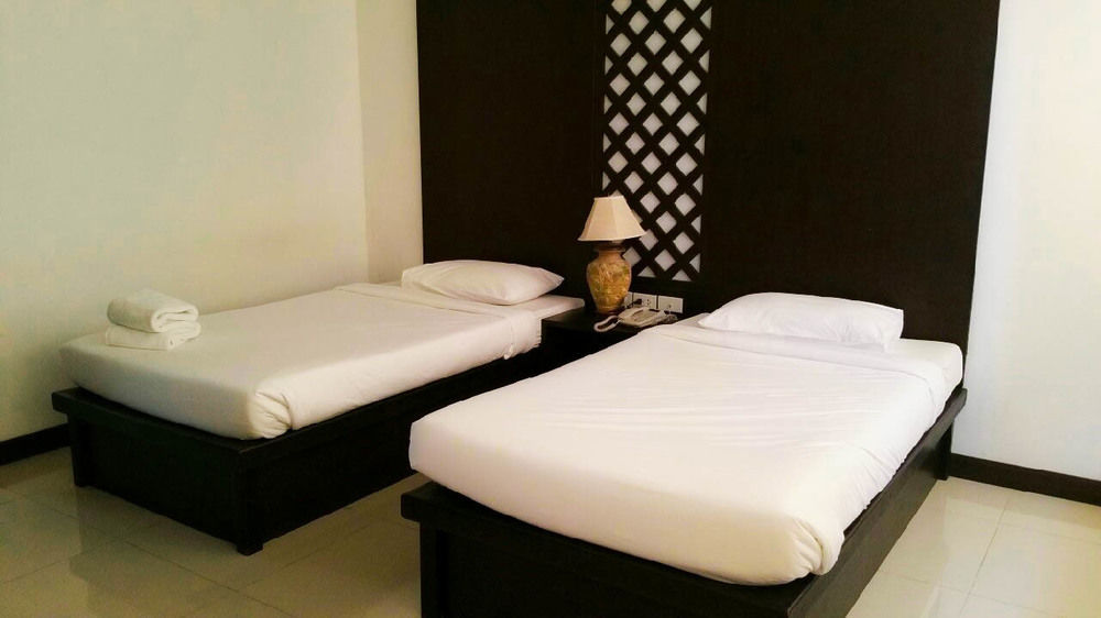 Nana Buri Hotel Csumphon Kültér fotó