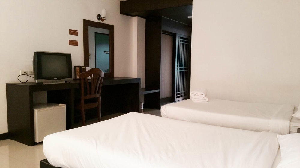 Nana Buri Hotel Csumphon Kültér fotó