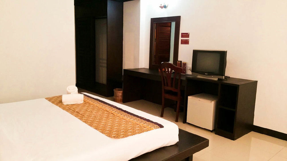 Nana Buri Hotel Csumphon Kültér fotó
