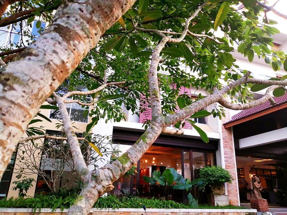 Nana Buri Hotel Csumphon Kültér fotó