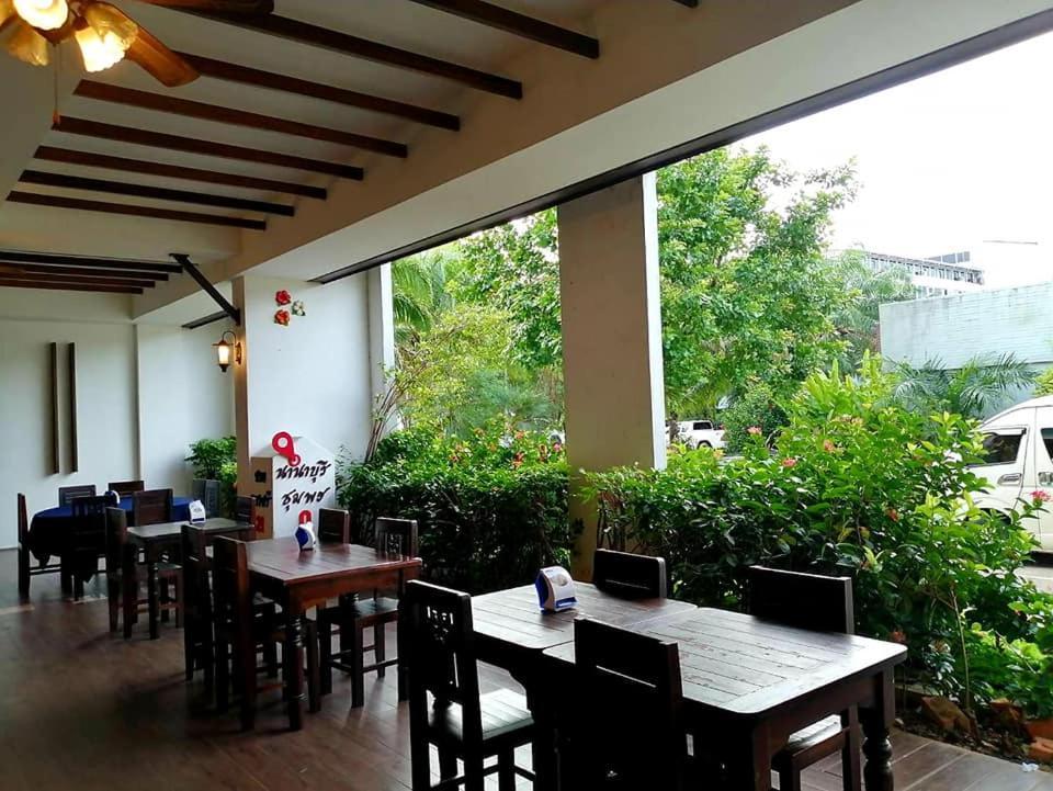 Nana Buri Hotel Csumphon Kültér fotó