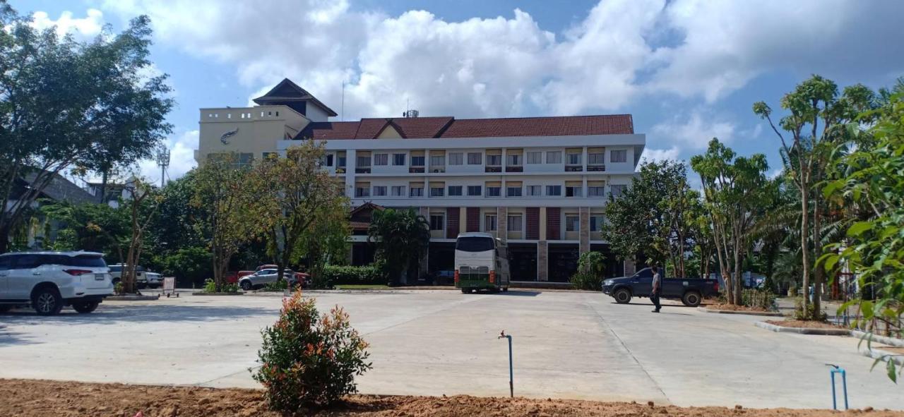 Nana Buri Hotel Csumphon Kültér fotó