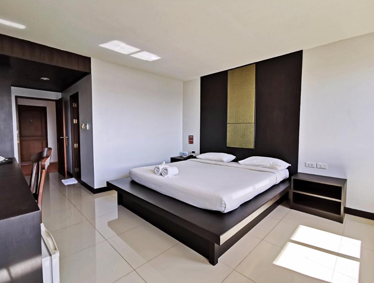 Nana Buri Hotel Csumphon Kültér fotó