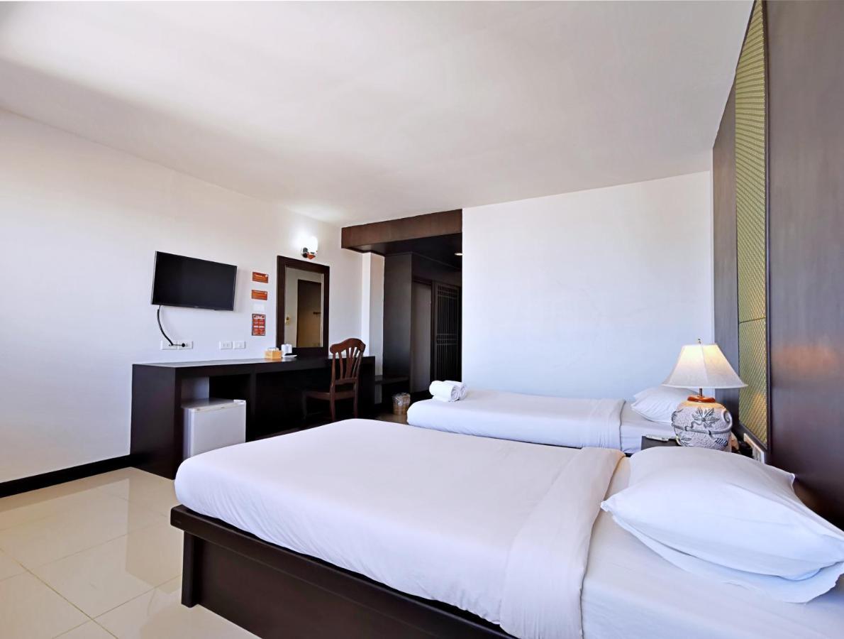 Nana Buri Hotel Csumphon Kültér fotó