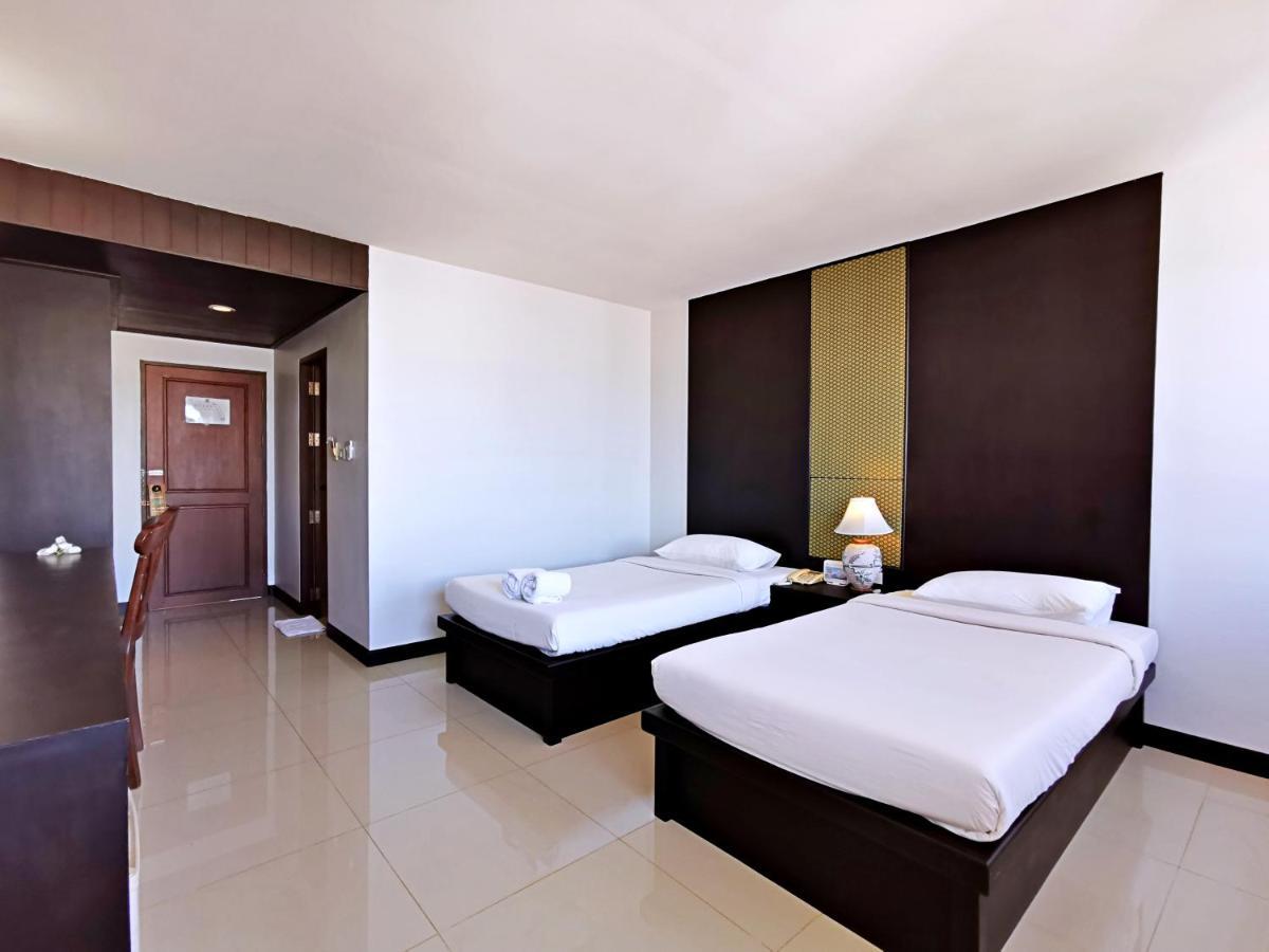Nana Buri Hotel Csumphon Kültér fotó